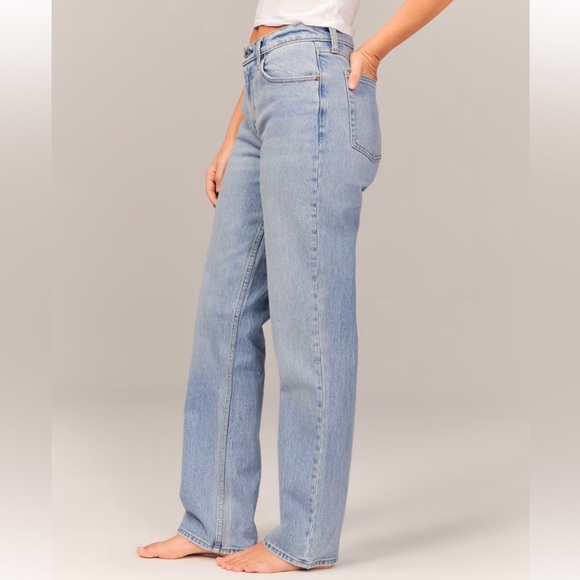 NWOT Abercrombie Curve Love Mid Rise 90s Straight Jean Size 27 X- Short - Picture 1 of 7